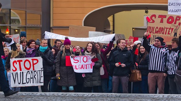 Demonstrace proti sexistick reklam v Hradci Krlov (10.12.2014).
