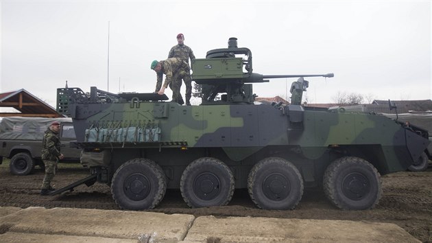 Vojáci budou při ostraze areálu využívat také obrněné transportéry. (15. 12. 2014)