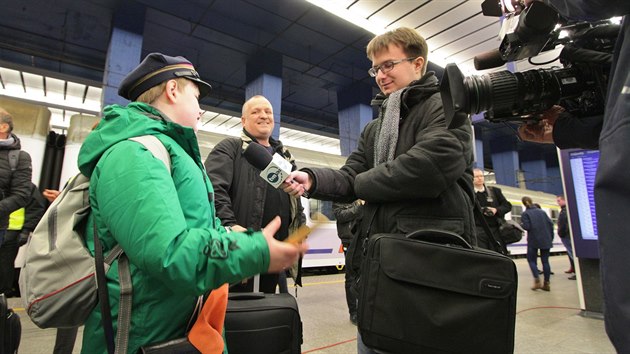 První cestující a fanoušci železnice v obložení polských novinářů.