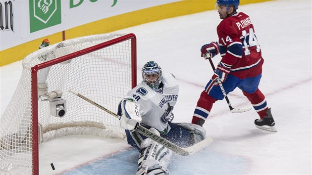 Montrealsk tonk Tom Plekanec pekonv glmana Ryana Millera z Vancouveru.