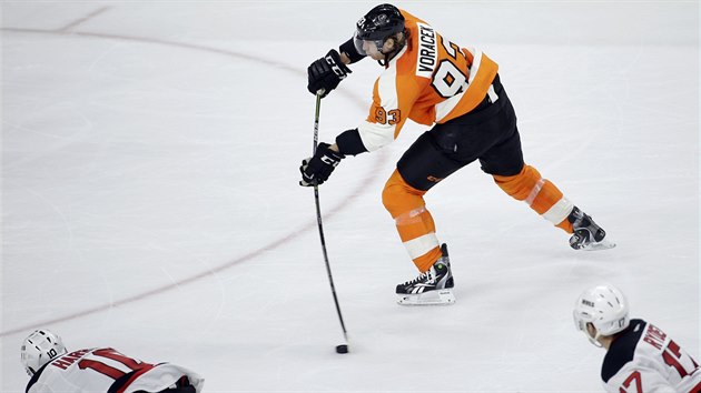 Jakub Voráek z Philadelphie útoí. Jeho snahu sledují Peter Harrold (vlevo...