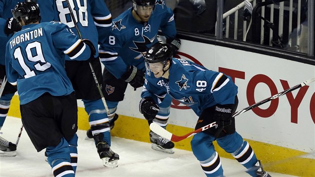 Tom Hertl (vpravo) ze San Jose pot, co skroval v duelu s Nashvillem.