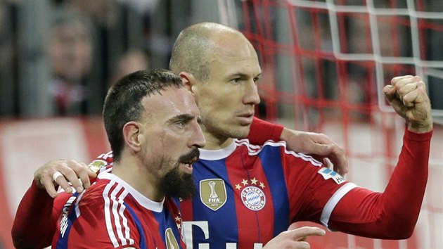 Arjen Robben (vpravo) a Franck Ribry z Bayernu Mnichov slav gl prvn jmenovanho v duelu s Freiburgem.