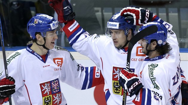 esk hokejista Jan Kov (uprosted) slav gl se spoluhri Lukem Radilem (vlevo) a Martinem Zaoviem.