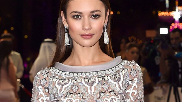 Momentln jezd Olga Kurylenko po svt kvli propagaci filmu s Piercem Brosnanem. Jej krsu nelze pehldnout, co vd i mdn nvrhi, kte ji poslaj chvatn rby. V Dubaji se ukzala v atech Ralph&Russo.