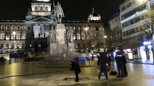 Podle svdk mu el sm od pomnku svatho Vclava a najednou se z nj stal tmetrov plamen.