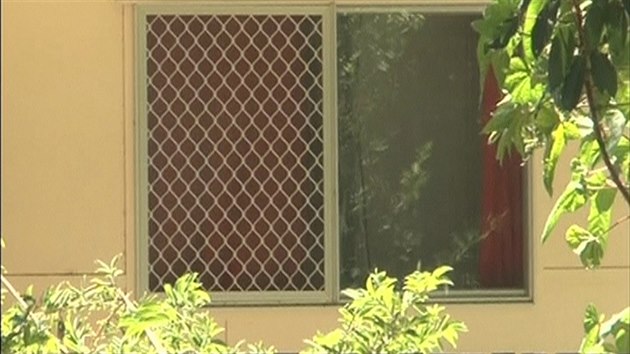 Okno domu v Cairns, ve kterm bylo nalezeno osm zavradnch dt.
