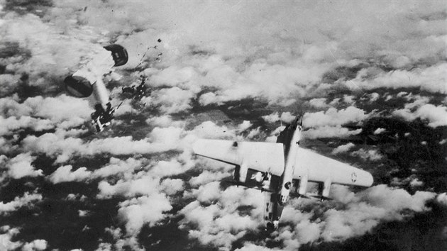 Americký bombardér B-24 Liberator se ítí k zemi po útoku nmecké stíhaky a...