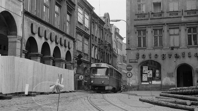 V roce 1981 byl stav dom na nmst tak tristn, e tramvaj kolem nich musela projdt przdn.
Cestujc museli v Moskevsk ulici vystoupit, projt pky pes nmst Bojovnk za mr, v ulici 5. kvtna zase mohli nastoupit.