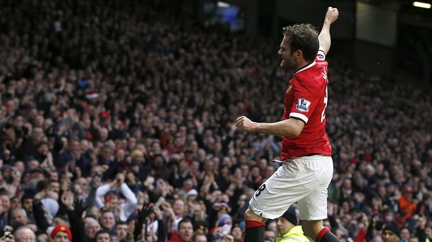 JSEM VAÍM HRDINOU. Juan Mata z Manchesteru United slaví branku proti...