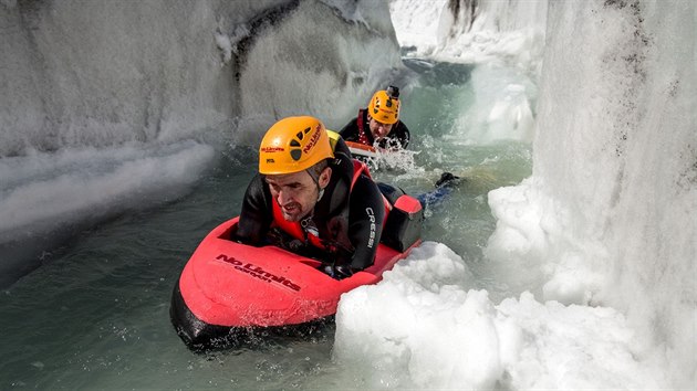 Horsk vdce Claude-Alain Gailland a specialista na canyoning Gilles Janin pat k nkolika mlo lidem na svt, kte maj tolik zkuenost, aby takovou extrmn akci zvldli.