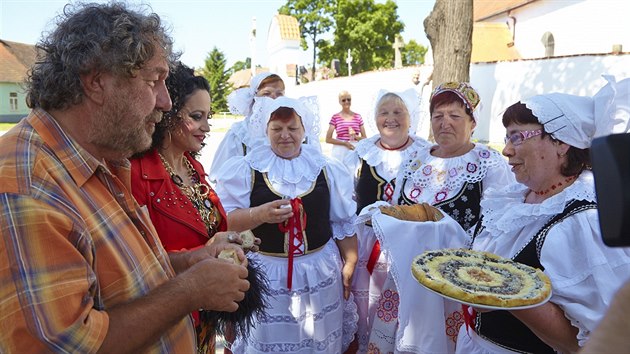 Komedie Babovesky se toila hlavn v obcch Dobice, Pitn nebo Dte nedaleko Hlubok nad Vltavou. Na snmku je Zdenk Troka s Luci Blou.