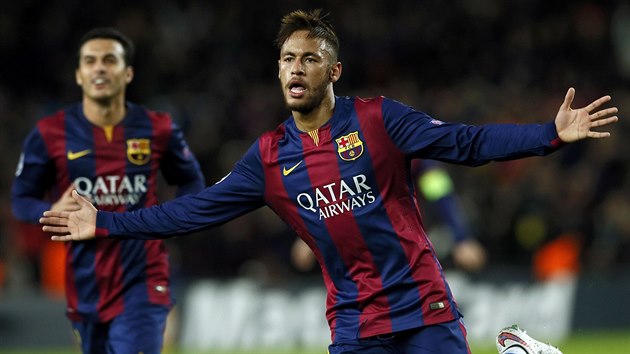 ANO, MَETE M OBDIVOVAT. Barcelonsk Neymar oslavuje gl proti Paris St. Germain.