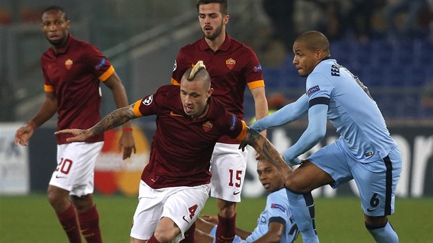 BOJ O M. Vped s nm vyr Radja Nainggolan z AS m, napad ho Fernandinho z Manchesteru City.