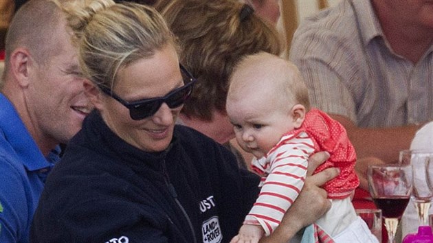 Zara Phillipsov a jej dcera Mia Grace (Minchinhampton, 3. srpna 2014)