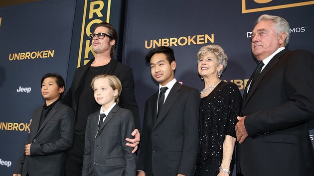Brad Pitt, jeho dti Pax, Shiloh a Maddox a rodie Jane Etta a William Alvin Pittovi (Los Angeles, 15. prosince 2014)