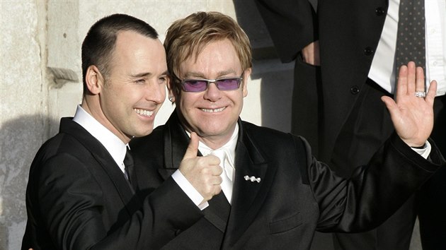 David Furnish a Elton John uzaveli registrovan partnerstv ve Windsoru 21. prosince 2005.