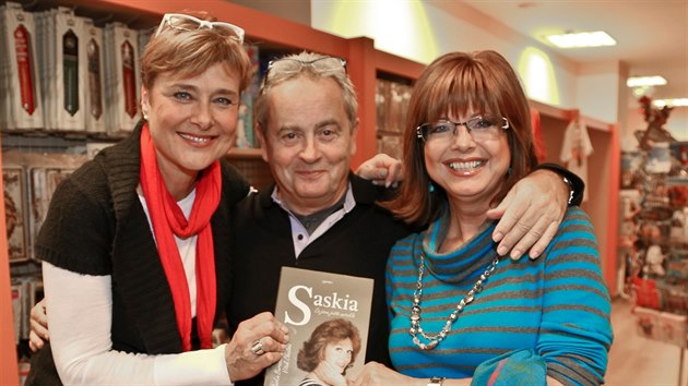 Marie Retkov, Alexander Hemala a Marie Tomsov na ktu knihy Saskie Bureov (13. listopadu 2013)