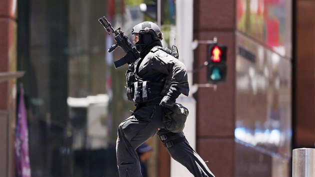 Policistk nedaleko Lindt cafe v centru Sydney, kde jsou zadrovni rukojm (15. 12. 2014)