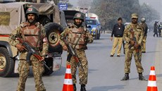 Pákistántí vojáci u koly v Péávaru, na kterou zaútoil Taliban (16. prosince...