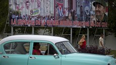 Propagandistický billboard v centru Havany, který oslavuje tzv. Kubánskou ptku...