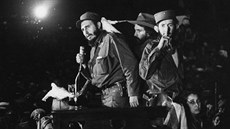 8. ledna 1959. Fidel Castro ení na základn Ciudad Libertad.