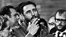 Fidel Castro hovoří s novináři během návštěvy amerického senátora Charlese...