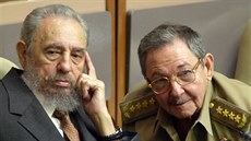 Fidel Castro a jeho bratr Raúl v roce 2004 v kubánském parlamentu. Raúl tehdy...