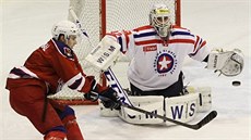 Zasahuje t�ebí�ský branká� Tomá� �t�rala.