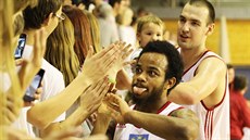 Brison White z Jind�ichova Hradce si plácá s fanou�ky.