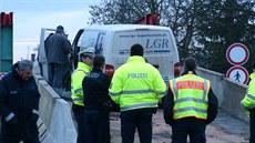 Ukradenou dodávku s nmeckou registraní znakou pronásledovalo 17 policejních...