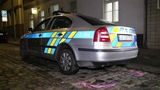 V Praze se v nedli nkdo pokusil zapálit policejní auto (14.12.2014)