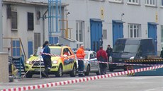 Policisté zasahovali v Radotín u pípadu dlníka, na kterého spadl náklad. Mu...