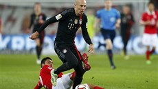 BEZ ŠANCE. Takto Arjen Robben překonal obránce FSV Mainz 05 Gonzalo Jaru a...