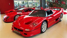 Ferrari F50, v pozadí F40 a 288 GTO