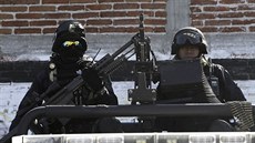 Pln� ozbrojení policisté v ulicích La Ruana.(17. prosince 2014)