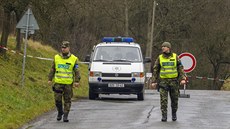 Okolí areálu s muničními sklady u Vrbětic střeží desítky policistů. (8....
