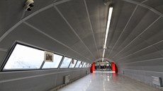 Nové nádraí spojuje s letitní odbavovací halou tunel. (16. prosince 2014)