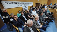 Starostové obcí z okolí Temelína p�i�li na jednání krajských zastupitel� s...