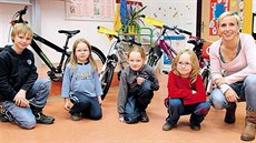 První �ty�i kola mají své nové majitele. D�ti se s nimi projely rovnou ve �kole...