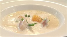 Krémová rybí polévka s uzeným pstruhem, tuínem a mandarinkami 