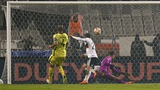 Cenk Tosun z Besiktase Istanbul  stílí gól do sít Tottenhamu Hotspur v utkání...