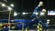 Spar�anský branká� Marek �t�ch se marn� natahuje po rán� Guillaume Hoarau z...