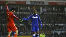 Branká� Chelsea Petr �ech (vlevo) se sna�í p�eru�it hru a poukazuje na...