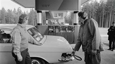 První zákazníci. �idi�e i redaktora Rudého práva zaujal na nové pump� v té dob�...