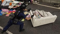 Hongkongská policie likviduje tábor demonstrant v centru msta. Ty, kteí...