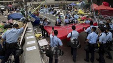 Hongkongská policie likviduje tábor demonstrant v centru msta. Ty, kteí...