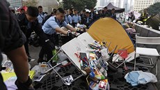 Hongkongská policie likviduje tábor demonstrant v centru msta. Ty, kteí...