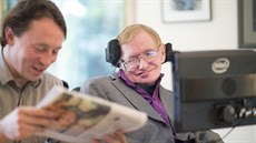 Asistent pedítá Stephenu Hawkingovi noviny.