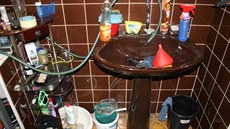 K va�ení pervitinu pou�íval mu� v improvizované varn� ve Velichovkách i...